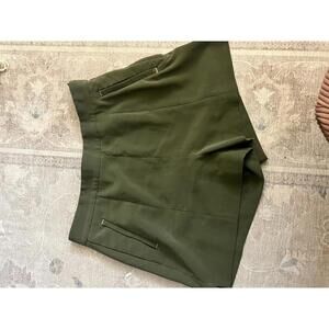 Chic Olive Green Women's Shorts with Sleek Pockets